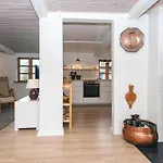 House With Beautiful Garden בית נופש *
