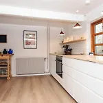 House With Beautiful Garden בית נופש