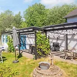 House With Beautiful Garden בית נופש