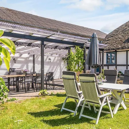 House With Beautiful Garden Feriehus
