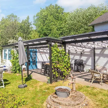 House With Beautiful Garden Feriehus